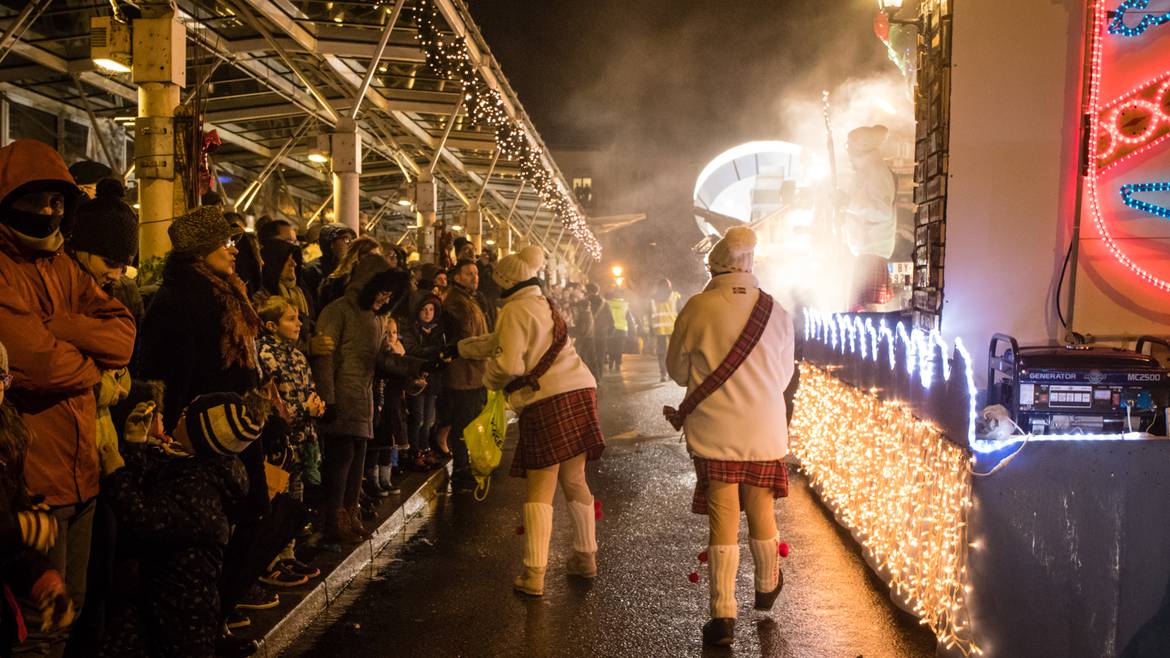 Step 4 : 6.00 p.m. – The Colourful Saint Nicolas Parade